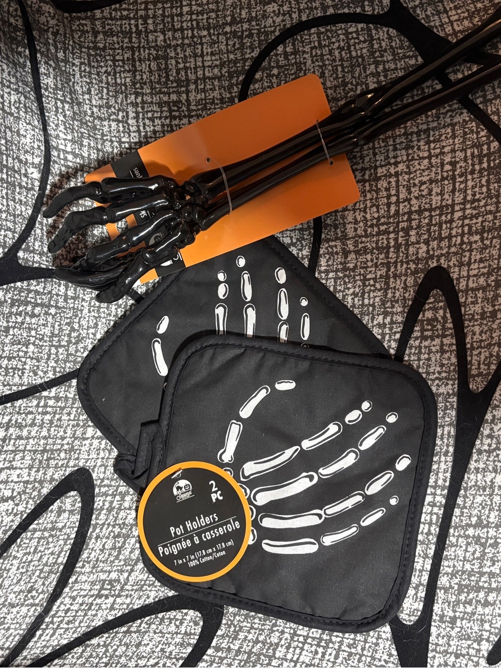 Skeleton , Halloween black skeleton hand salad/pasta hands w/set of 2 pot holder